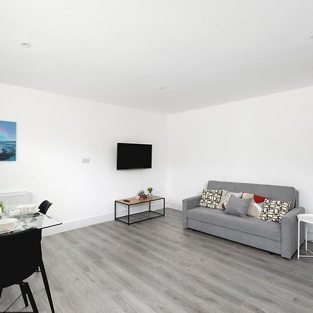 Cozy Apartments With King Size Beds Near Enfield Town & Chase Farm Train Stations With Wifi And Parking Zewnętrze zdjęcie