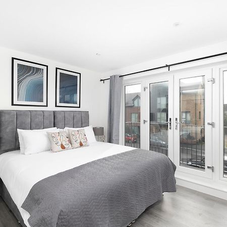Cozy Apartments With King Size Beds Near Enfield Town & Chase Farm Train Stations With Wifi And Parking Zewnętrze zdjęcie