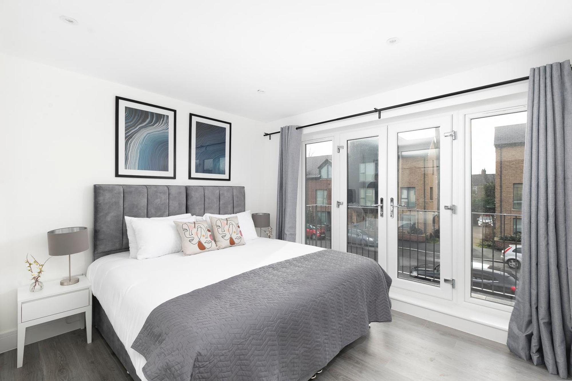 Cozy Apartments With King Size Beds Near Enfield Town & Chase Farm Train Stations With Wifi And Parking Zewnętrze zdjęcie