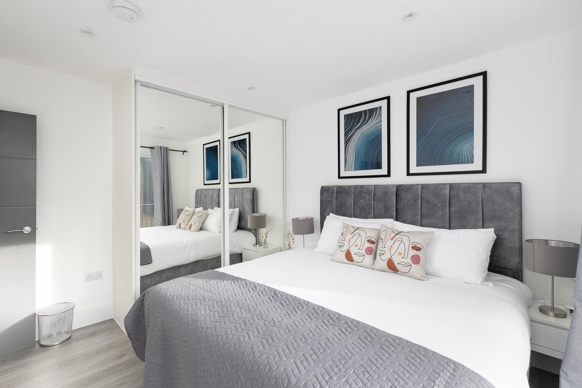Cozy Apartments With King Size Beds Near Enfield Town & Chase Farm Train Stations With Wifi And Parking Zewnętrze zdjęcie