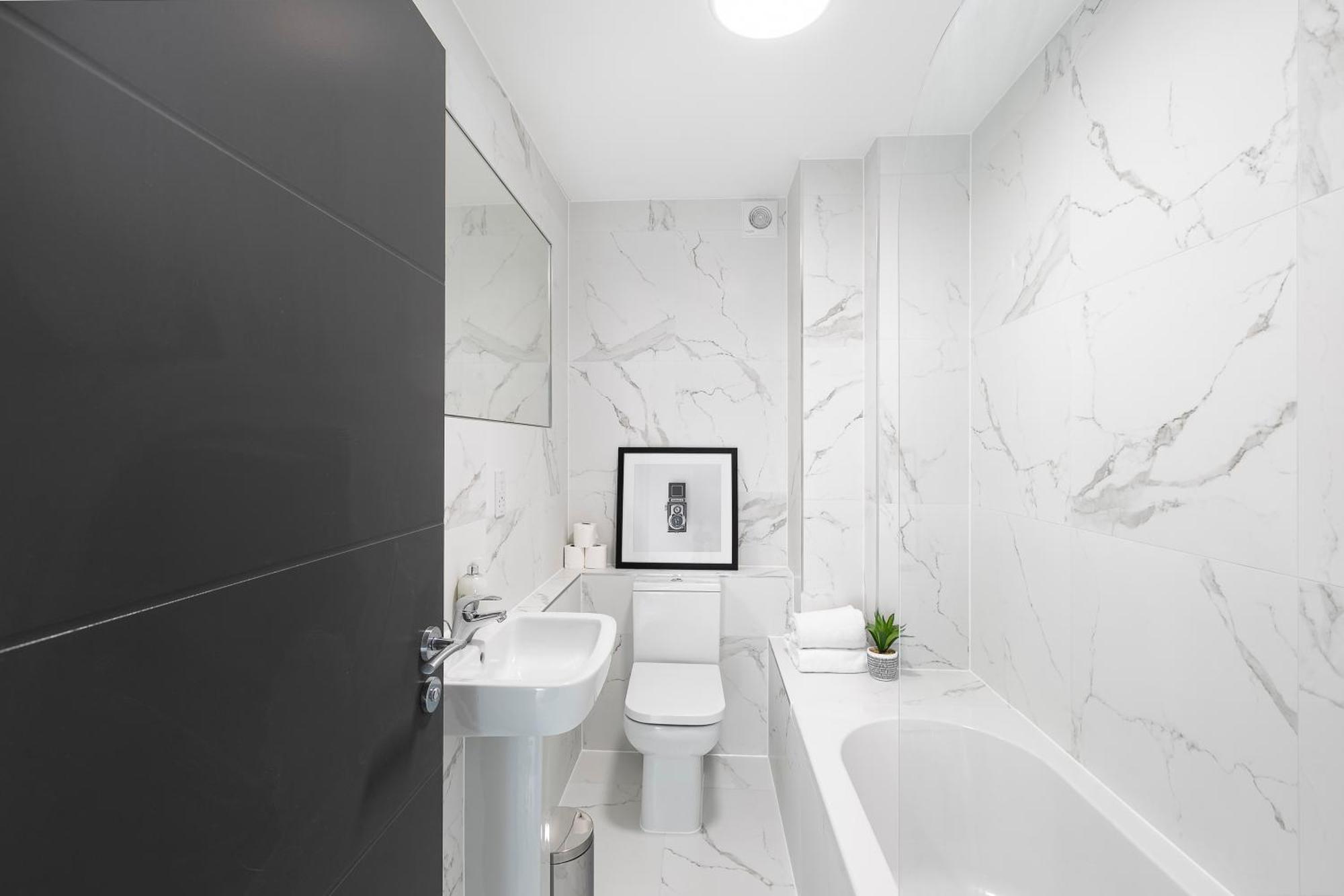 Cozy Apartments With King Size Beds Near Enfield Town & Chase Farm Train Stations With Wifi And Parking Zewnętrze zdjęcie